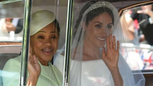 Reina Isabel rompe el protocolo con la mamá de Meghan