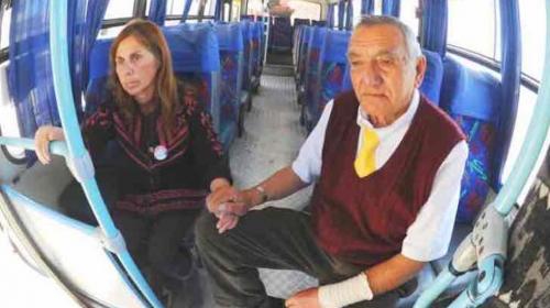 Él es piloto, ella tiene alzheimer y lo acompaña a todos lados