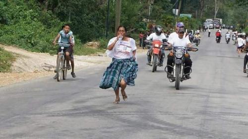 Doña María, la atleta que corre con güipil, competirá en Europa