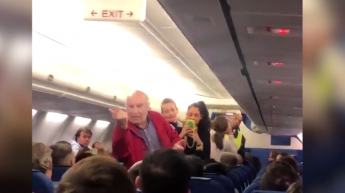 Expulsan de un avi&oacute;n a pareja de ancianos por no hablar ingl&eacute;s