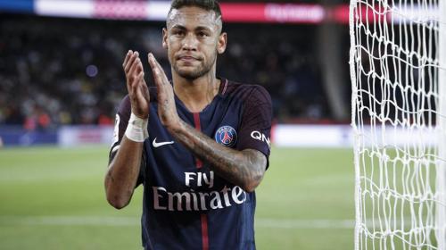 Neymar recibe un insólito pago por aplaudirle a su público