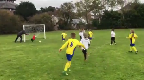 Padre empuja a su hijo para evitar un gol en contra