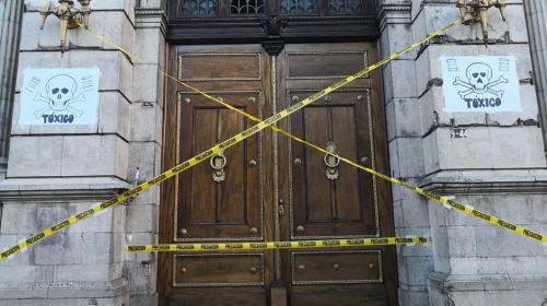 "Clausurado", la protesta en la puerta del Congreso