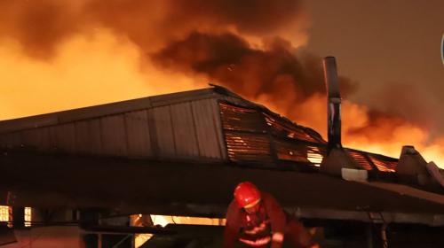 Pavoroso incendio consumi&oacute; bodegas en la calzada San Juan