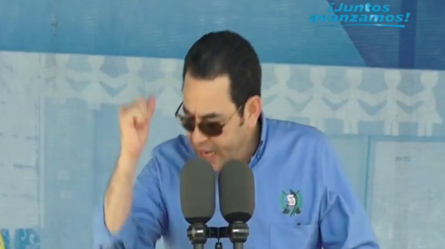 Con golpe en el podio, Jimmy Morales se queja de contratistas