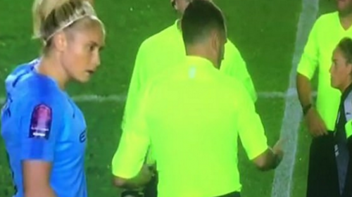 El árbitro que hizo un "piedra, papel o tijera" en el partido