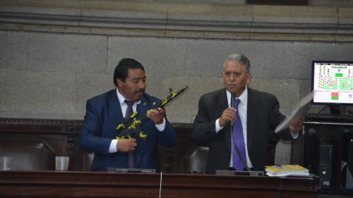 Diputado saca un fusil de juguete en discusión del presupuesto