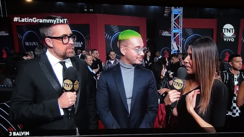 JBalvin lleg&oacute; a los Latin grammy al estilo "The Joker" 