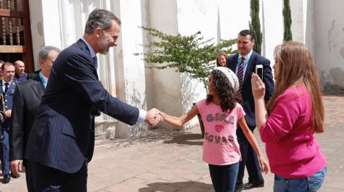 Rey Felipe de Espa&ntilde;a da otro paseo en Antigua y va a la Catedral