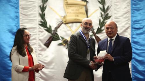 Escritor dona el Premio Nacional de Literatura a ni&ntilde;as en Chisec