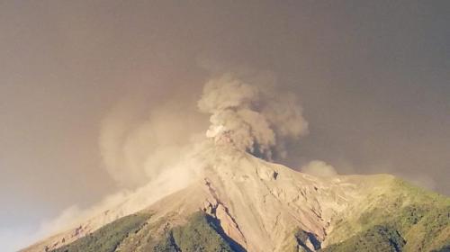 Amanece y as&iacute; se observa la erupci&oacute;n del Volc&aacute;n de Fuego
