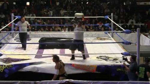 Luchador propina "cobarde" ladrillazo en la cabeza de su rival