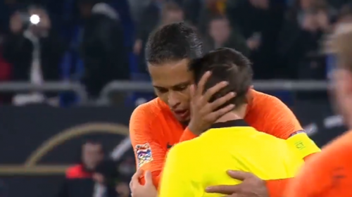 &Aacute;rbitro se enter&oacute; de la muerte de su madre en pleno partido