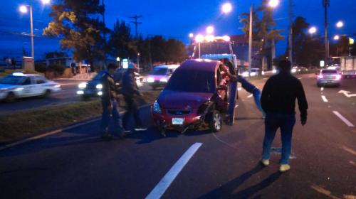 Carro termina a contra la v&iacute;a y derriba un poste en el Perif&eacute;rico