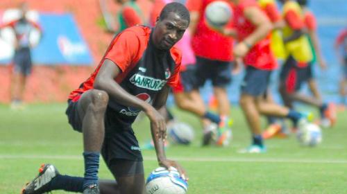 Dennis L&oacute;pez est&aacute; oficialmente fuera de Municipal 