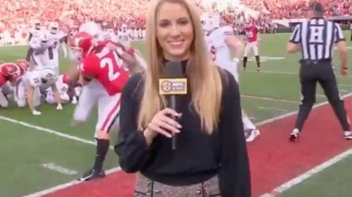 Reportera sufre tremendo golpe en plena transmisión de un partido