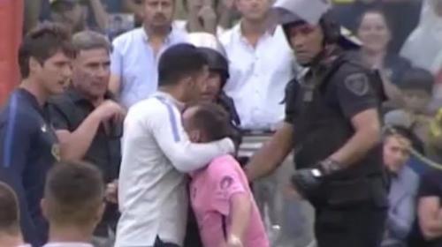 El gesto de Carlos Tévez con aficionado que invadió la cancha