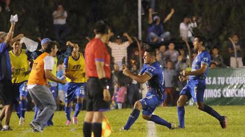 Cob&aacute;n gan&oacute; y sue&ntilde;a con trepar al segundo lugar