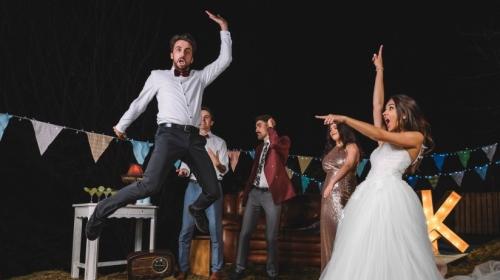 Video: Da una pirueta y rompe el piso al caer en una fiesta