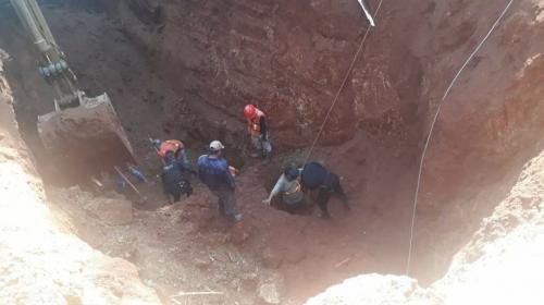 Video: polic&iacute;as rescatan a obreros de morir soterrados 