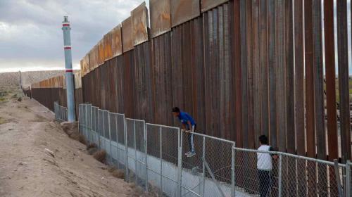 Guatemalteca herida al escalar muro fronterizo viajaba con hijos