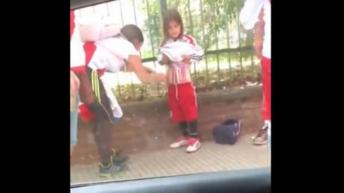 Policía arresta a mujer que escondió bengalas en cuerpo de niño
