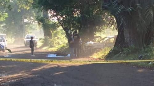 Localizan varios cad&aacute;veres en un veh&iacute;culo incendiado