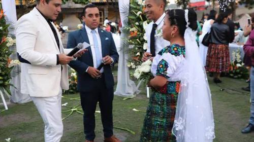 Vestido de blanco, Neto Bran realiza boda masiva 