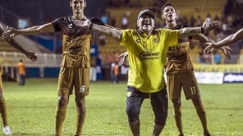 El lujoso auto que Dorados le regaló a Maradona. ¡Así lo presume!