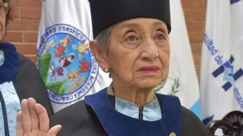 Cumple su sueño: mujer de 92 años se gradúa de la Usac