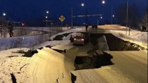 Potente terremoto sacude Alaska y genera alerta de tsunami