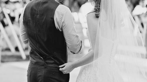 Un hombre está a punto de dar el "sí" cuando interrumpe su boda