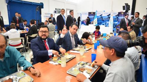 Jimmy Morales oficializa el retorno de los programas sociales