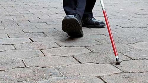 Abandonan a un hombre no vidente en el Tr&eacute;bol 