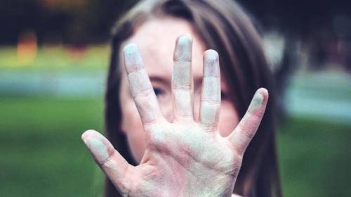 Ni&ntilde;a se enfrenta a tres ladrones que asaltaron a sus padres