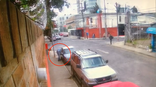 C&aacute;maras captan el robo de un carro estacionado en la zona 10