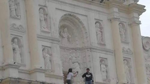 Pol&eacute;mica en Antigua Guatemala por j&oacute;venes que escalaron Catedral