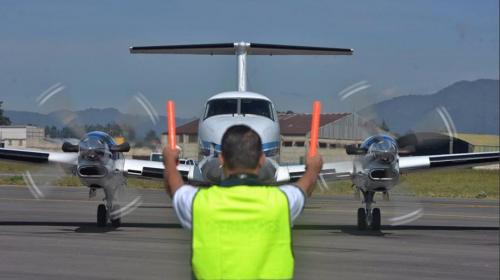 Video: hombre casi provoca un accidente a&eacute;reo en Chiquimula