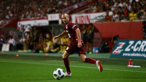 Andrés Iniesta muestra su magia en el fútbol japonés
