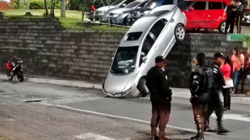 Un carro cay&oacute; al parqueo de un centro comercial y se hizo viral