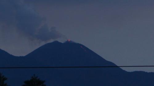 As&iacute; se observan las erupciones del volc&aacute;n Pacaya desde la ciudad