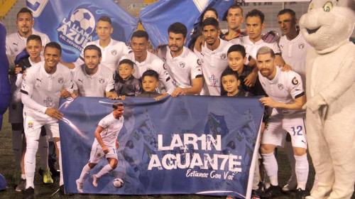 Critican a Comunicaciones por jugar con uniforme deteriorado