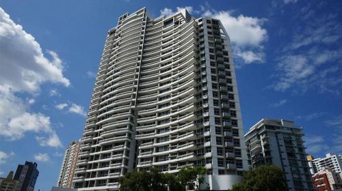 Mujer cae desde el piso 27 por tomarse una "selfie"