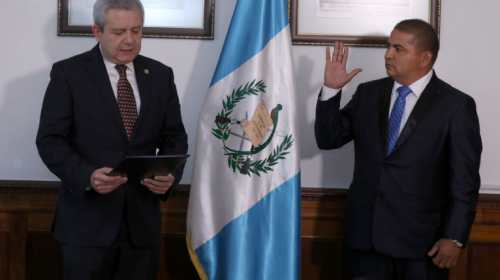 Acusan a Gobernador de Petén por tratar de atropellar a policías