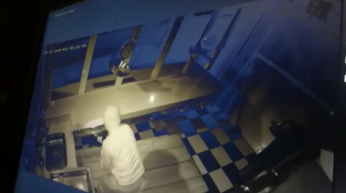C&aacute;maras graban a un ladr&oacute;n que roba dinero de un negocio