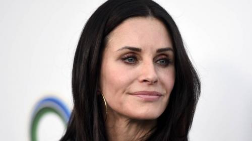 Courteney Cox cuenta qu&eacute; har&iacute;a para reunir al elenco de "Friends"