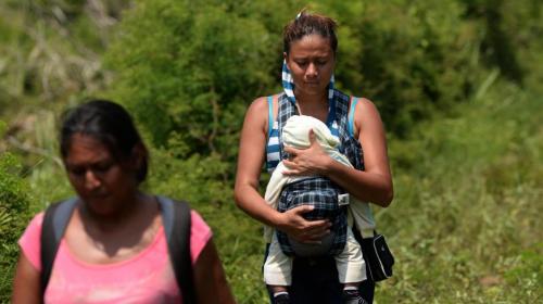 Embajador de EE.UU. pide a migrantes detenerse o ser&aacute;n deportados