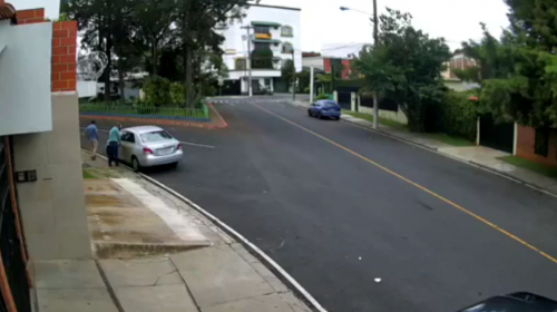 En 60 segundos, dos hombres roban un carro en zona 15