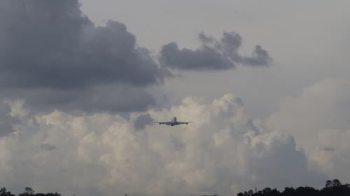 La Aurora: as&iacute; despega un avi&oacute;n en medio de la intensa lluvia