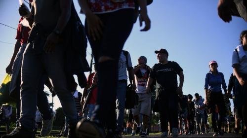 Piloto de "tuc tuc" le regala sus zapatos a migrante hondure&ntilde;o